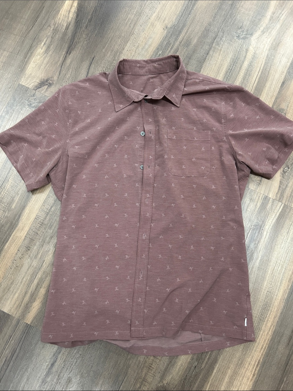Vuori Men's Short Sleeve Button-Down Shirt in Maroon